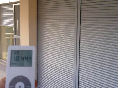 Naphálós elektromos redőny